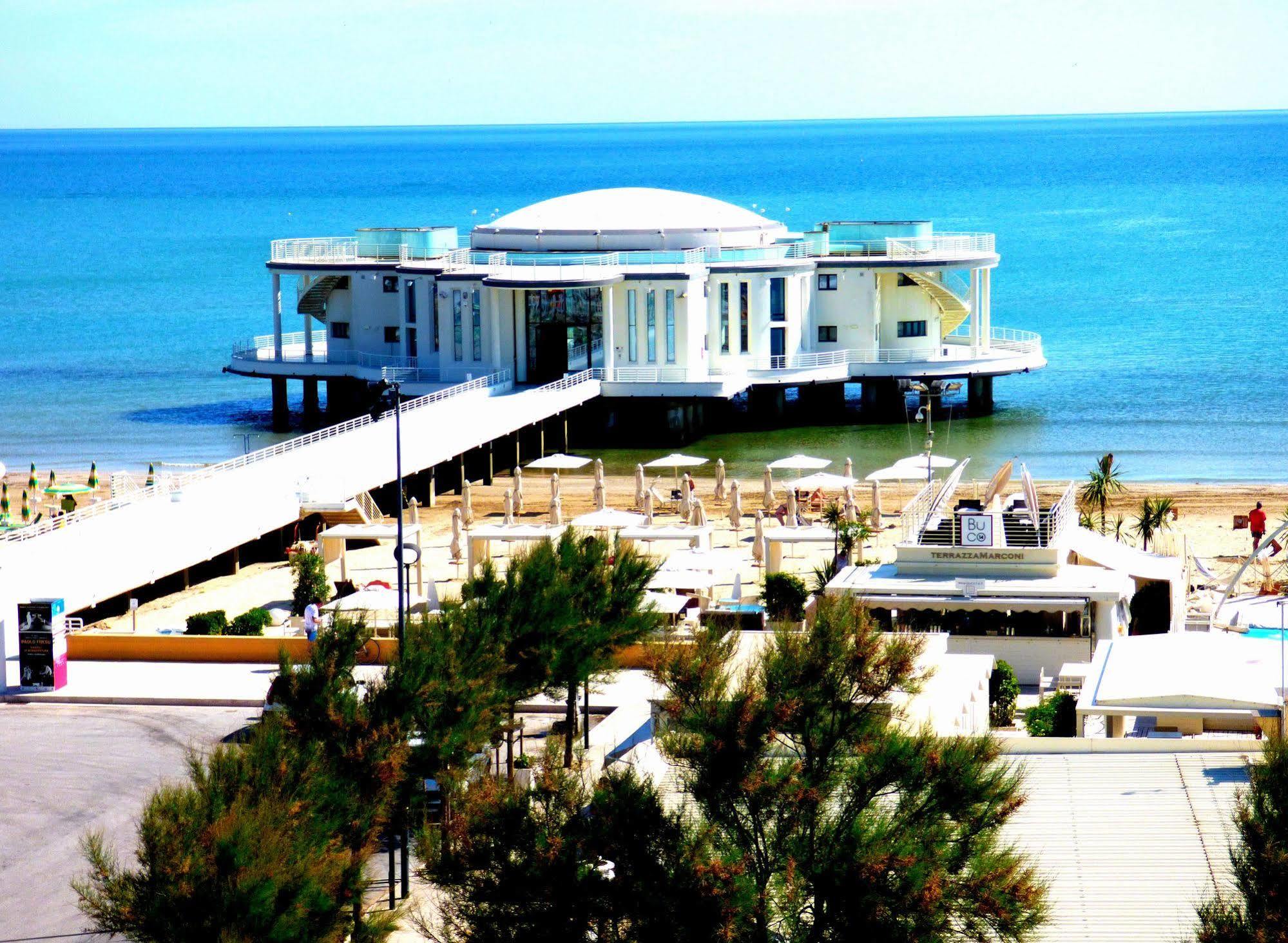 סניגליה Hotel Cristallo מראה חיצוני תמונה