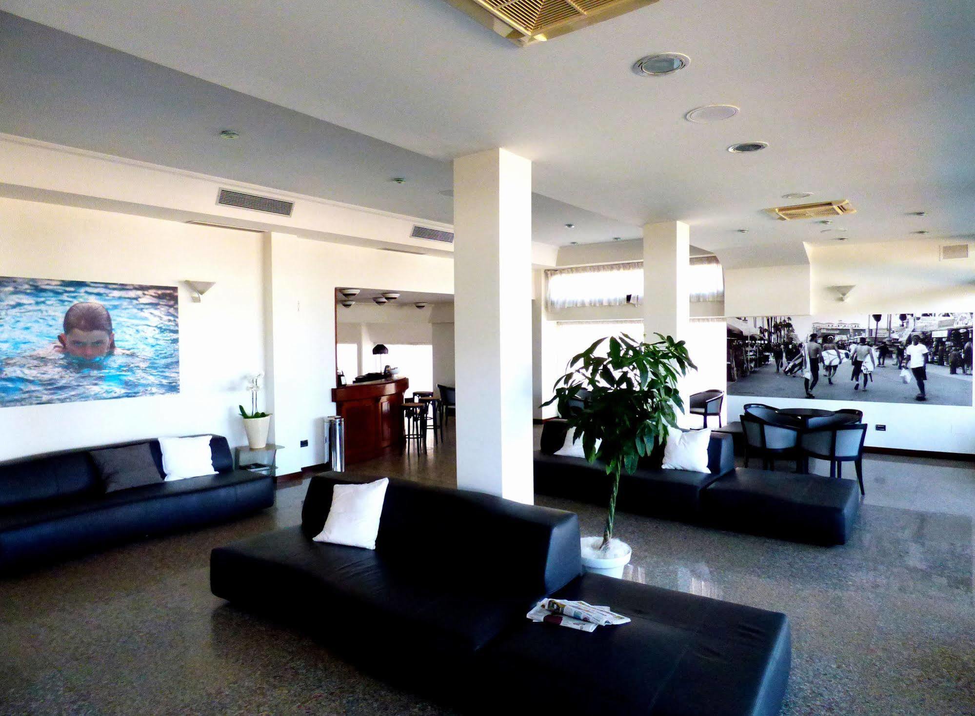 סניגליה Hotel Cristallo מראה חיצוני תמונה